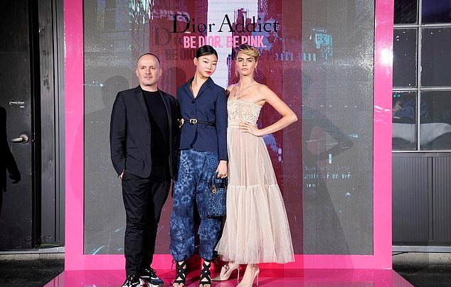 لوك اساحر أطلت به كارا لإطلاق المجموعة الجديدة من أحمر الشفاه Dior Addict Stellar Shine في سيول