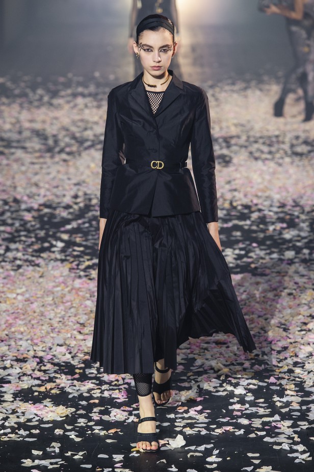 البليزر التقليديّة تليق بأي تنورة طويلة بالطيّات من Christian Dior