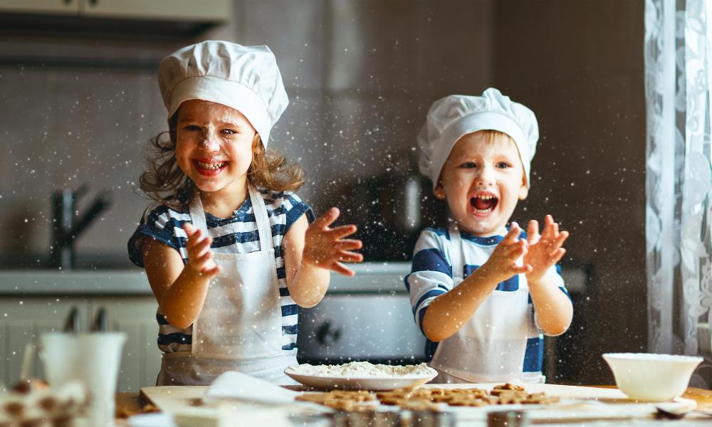 مشاركة الأطفال في الطهي من الأنشطة المسلية لهم في فترة الحجر المنزلي