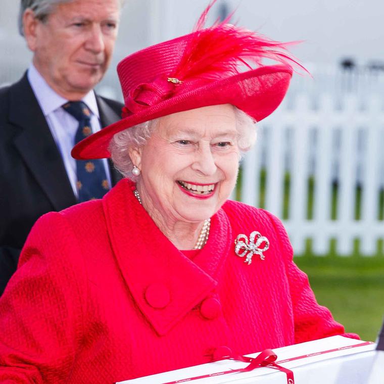 الملكة ترتدي بروش الملكة فيكتوريا " Queen Victoria's Brooch" في مناسبات مختلفة
