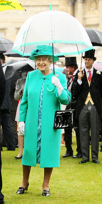 الملكة نسقت المظلة مع اطلالتها باللون الأخضر