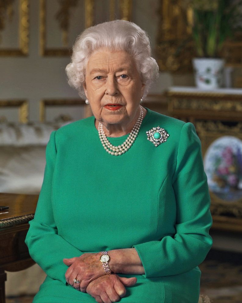 تألقت الملكة اليزابيت باللون الأخضر في تسجيل الفيديو الذي توجّهت فيه للبريطانيين