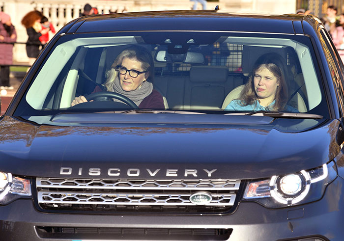 تفضل الكونتسة صوفي وزوجها الأمير إدوارد سيارة لاند روفر" Land Rover Discovery"