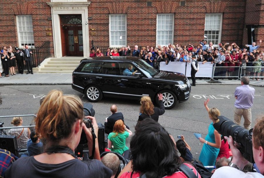 الأمير ويليام يقود سيارته عائدا إلى منزله بعد ولادة الأمير جورج