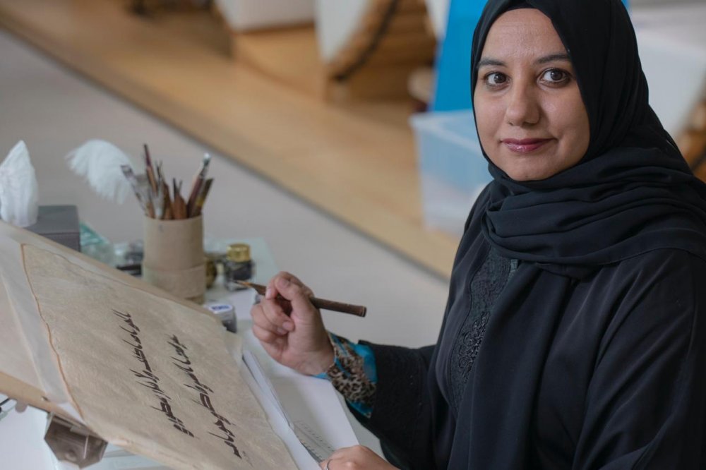 الفنانة والخطاطة الإماراتية فاطمة عبدالرحيم موهبة فنية فريدة من نوعها 