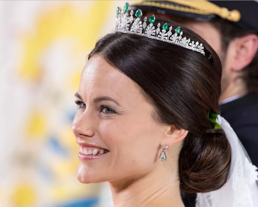 تاج أميرة السويد صوفيا في حفل زفافها مرصعا بالماس والزمرد
