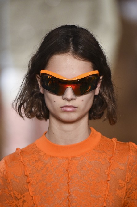 اكسسوارات النظارات باللون البرتقالي احدث موضة في صيف 2019‏ من Stella McCartney