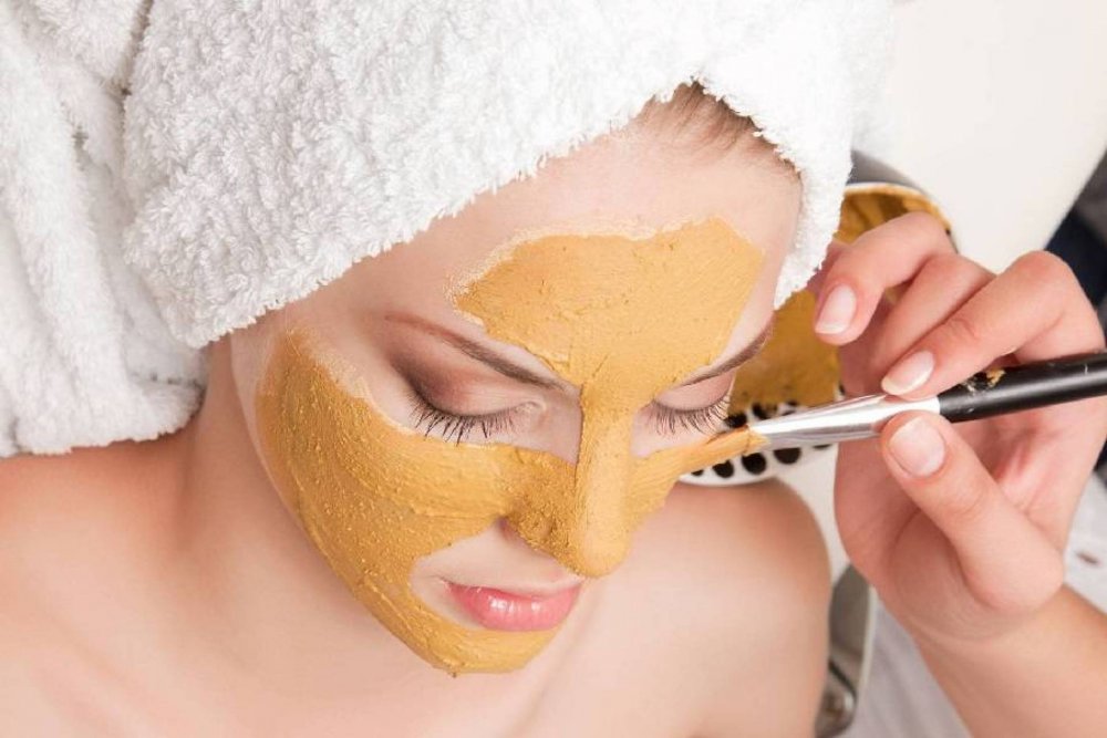 استخدمي ماسك الكركم واللبن لتنظيف بشرتك