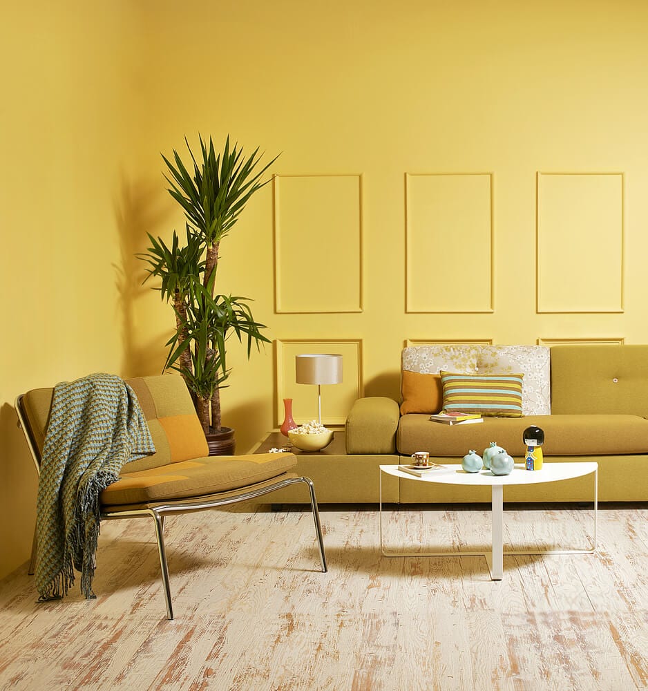 جدران غرفة معيشة باللون الأصفر