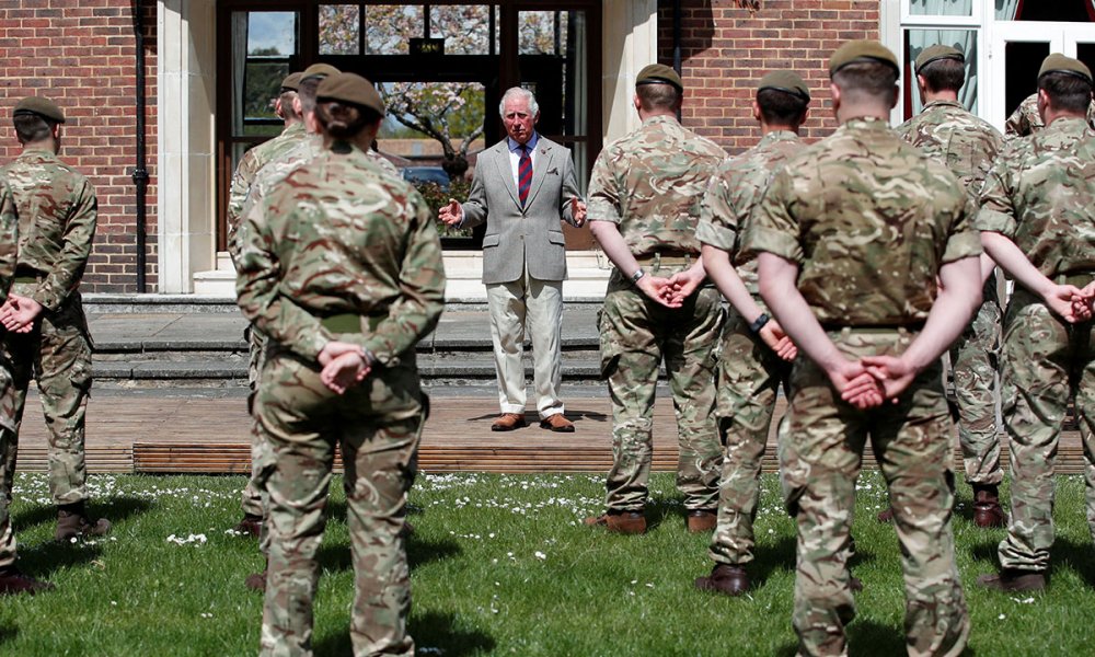 الأمير تشارلز يلتقى بأفراد من الحرس الويلزي في وندسور