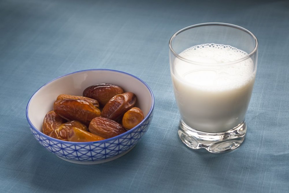 يساعد مشروب التمر والحليب على تجنب الإفراط في تناول الطعام في رمضان