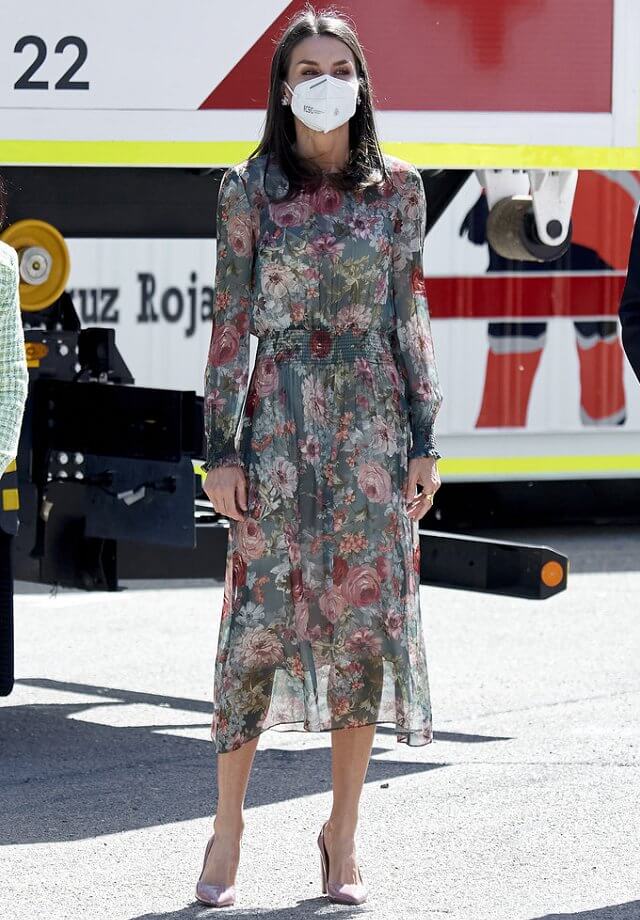 صور احدث اطلالات ليتيزيا ملكة إسبانيا بفستان جريء مطبع بالورود
