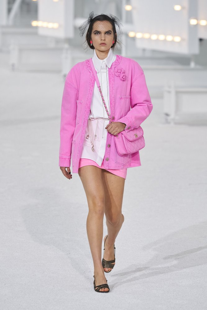 موديلات بلايز طويلة باللون الوردي من دار Chanel