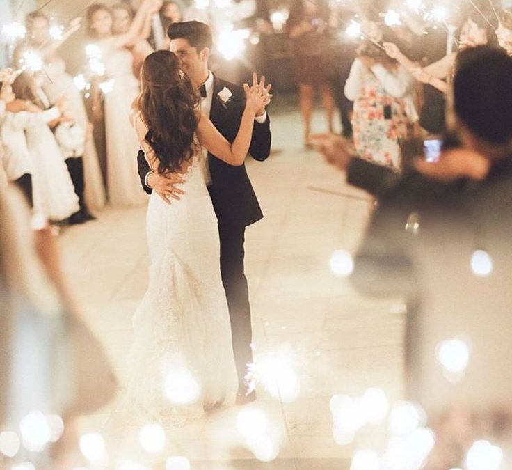 الرقصة الأولى للعروسين وهي أيضا من اللحظات المفضلة للتصوير في حفلات الزفاف