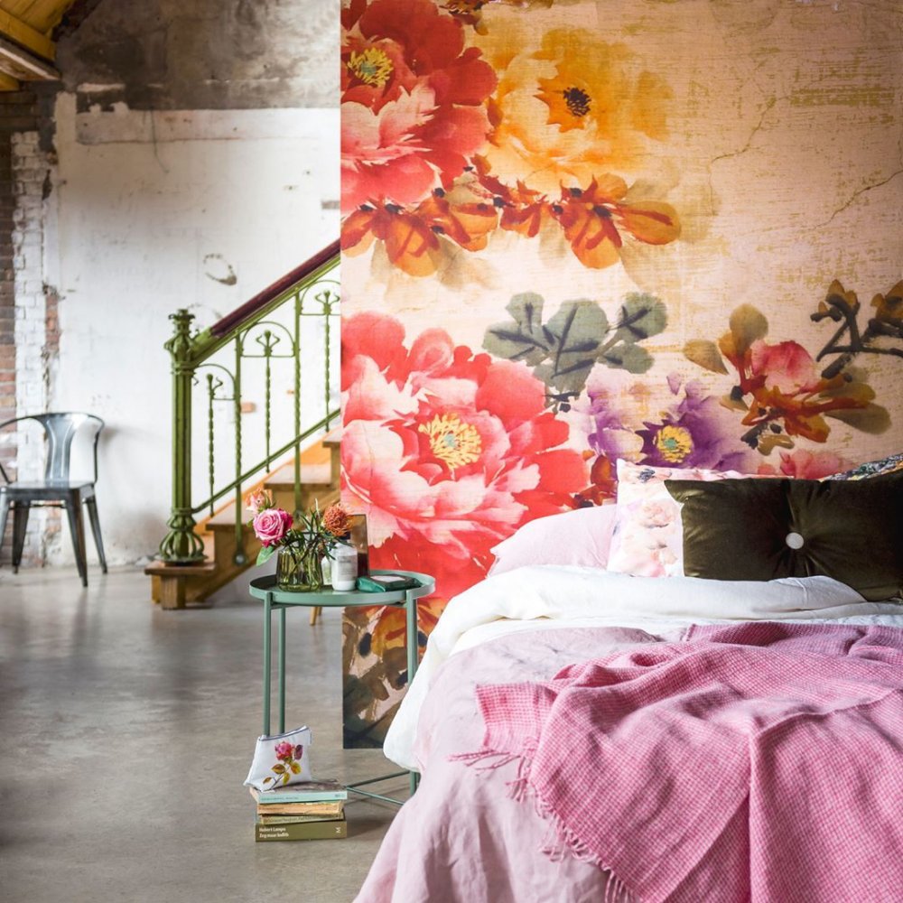 ورق جدران غرفة النوم يتميز بنقشة المزهر التي تعطي المكان طابع رومانسي