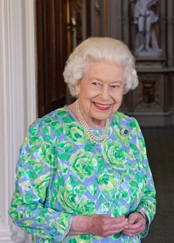 الملكة إليزابيث تتألق ببروش Cambridge Emerald Brooch
