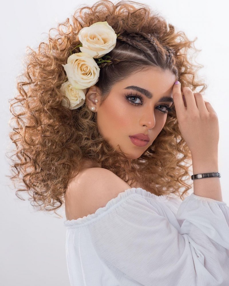 تسريحات شعر راقية وويفي من مصففة الشعر جميلة الناصر-الصورة من حسابها على انستغرام