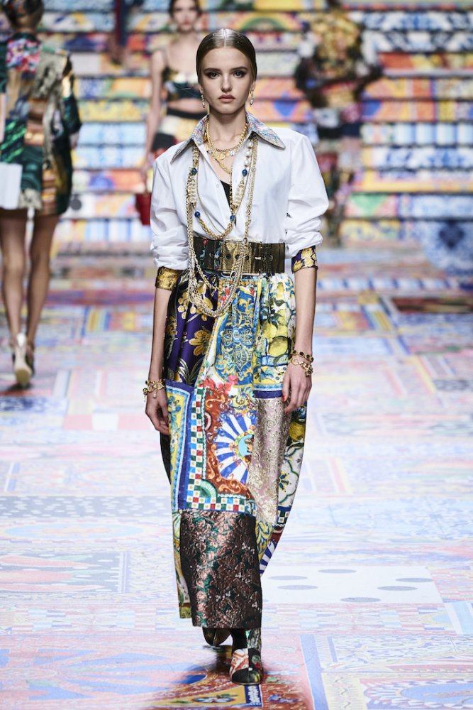 الألوان الحيوية ومزيج النقشات والأقمشة بتنورة خاطفة للأنظار من Dolce&Gabbana