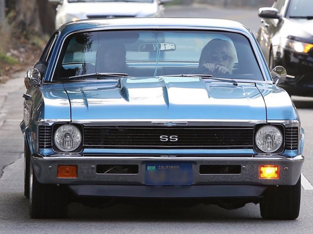ليدي غاغا خلال قيادتها لسيارتها الكلاسيكية "Chevy Nova SS"