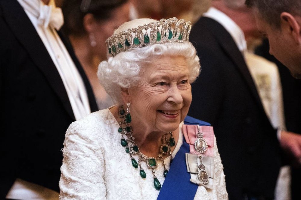 الملكة إليزابيث الثانية ترتدي تاجها الملكي في أحد المناسبات