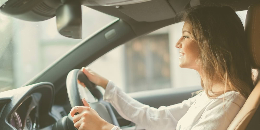 تجنبي قدر الإمكان قيادة السيارة في أوقات الحر، أو القيادة في الزحام
