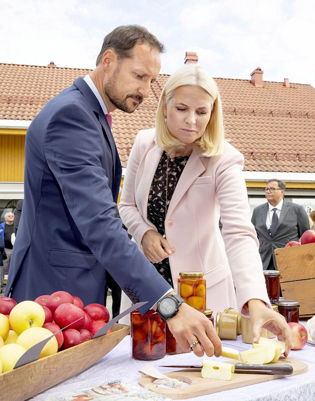 الأميرة ميت ماريت والأمير هاكون تناولا التفاح الطازج في أحد الأسواق