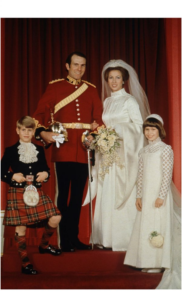 الأميرة آن تستعير  تاج " Mary's Fringe Tiara" من والدتها الملكة إليزابيث الثانية