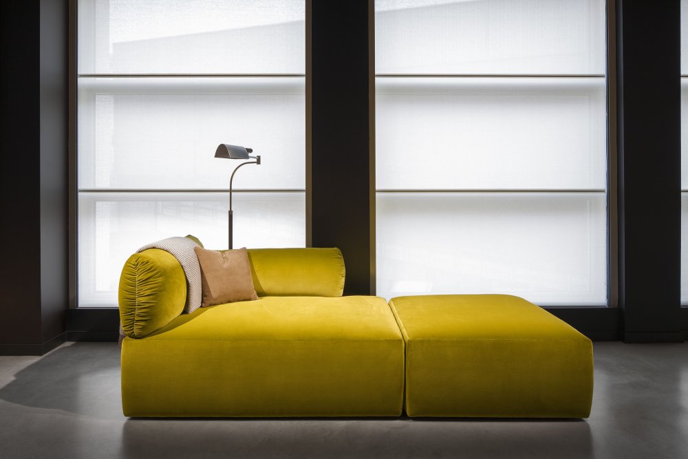 تصميم كنب من Bottega Veneta باللون الأصفر المميز والخطوط العصرية