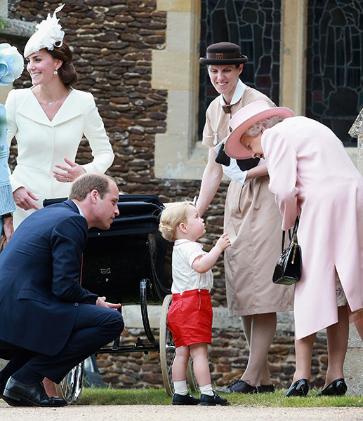 ملكة بريطانيا تترك هدايا أطفال العائلة تحت الأسرة