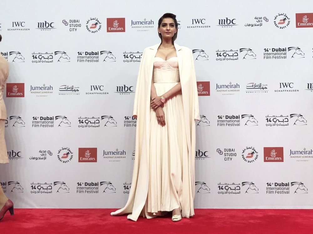 سونام كابور تلفت الانظار في مهرجان دبي السينمائي
