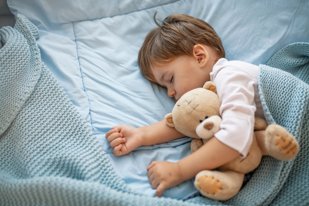 كم ساعة يجب أن ينام الطفل في عمر السنتين