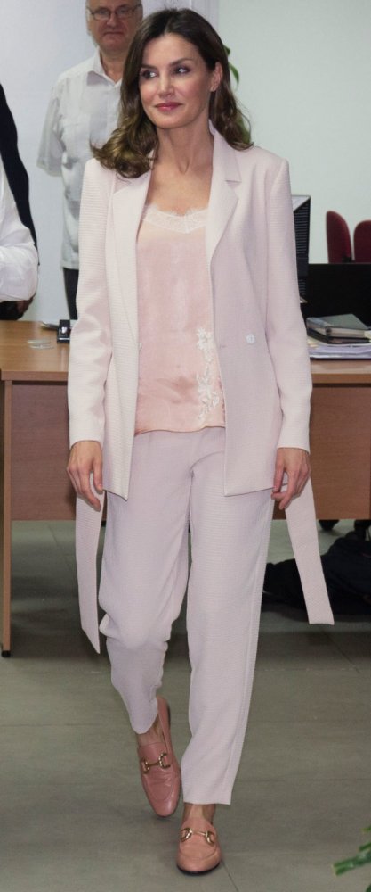 إطلالة ليتيزيا ملكة إسبانيا بموضة البدلات الفاتحة وتدرجات اللون الزهري