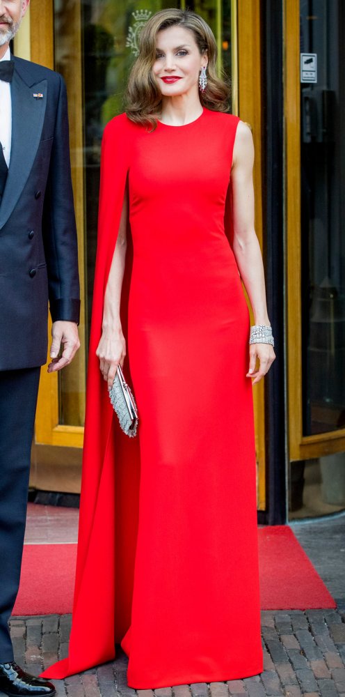 اطلالة ليتيزيا ملكة إسبانيا بفستان فاخر باللون الأحمر