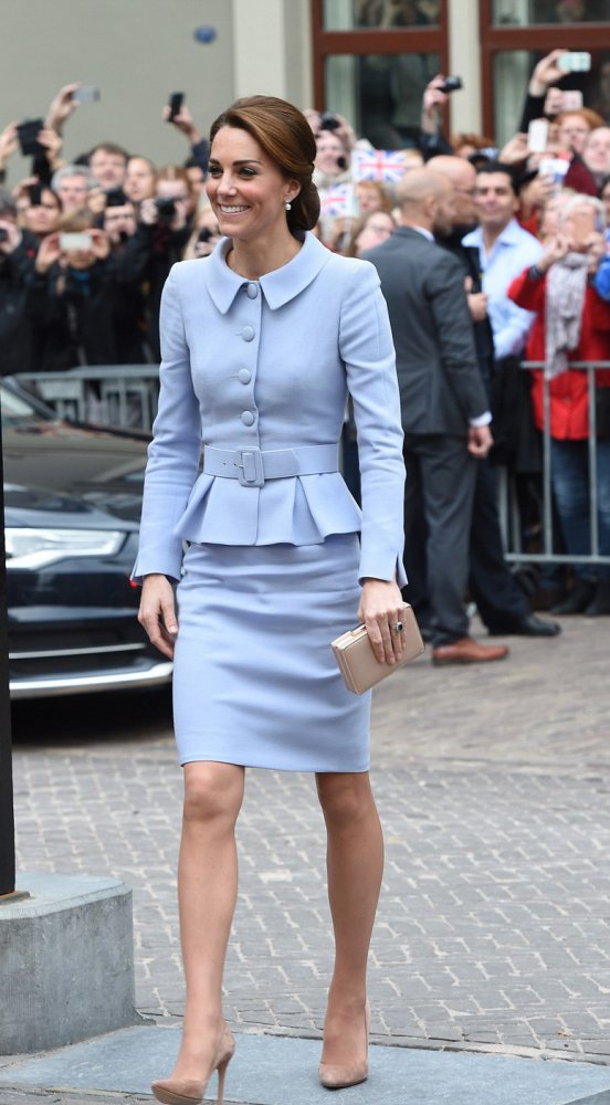 كيت ميدلتون  kate Middleton باطلالة برجوازية بموضة البدلة الرسمية