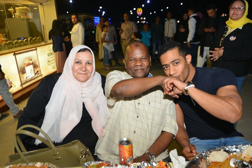 صور محمد رمضان في أول ظهور له مع والده والشبه كبير بينهما مجلة هي