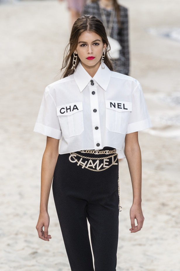 قميص بأزرار وقبّة وجيوب من Chanel