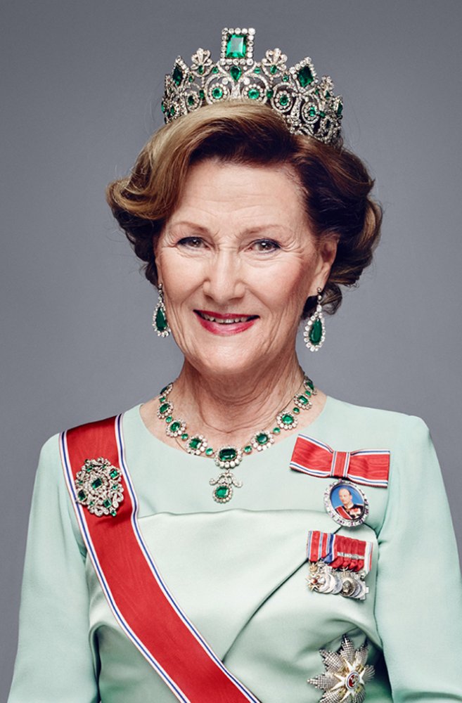 الملكة سونيا ترتدي طقم The Norwegian Emeralds
