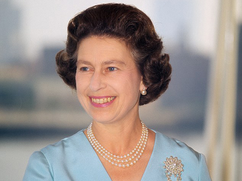 عقد The Queen's Three Strand Pearl Necklace