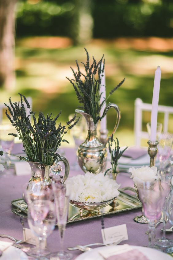 اجمل الافكار لتزيين طاولات حفلات الزفاف بزهور اللافندر