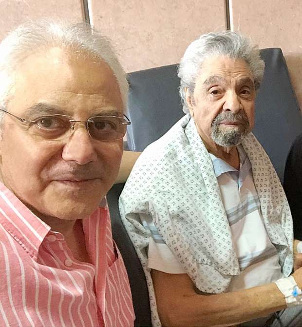 صورة للمطرب سمير الاسكندراني داخل المستشفى 