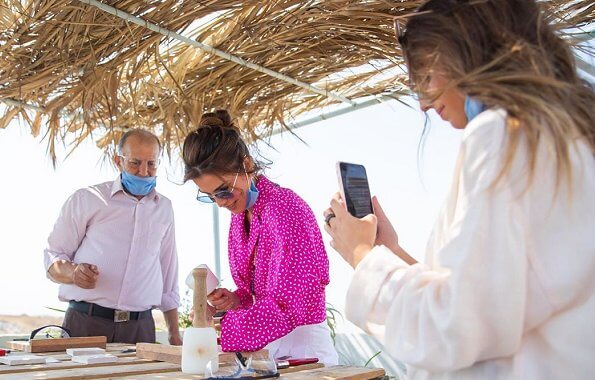 الملكة رانيا والأميرة إيمان تشاركان في جلسة نسج وتطريز