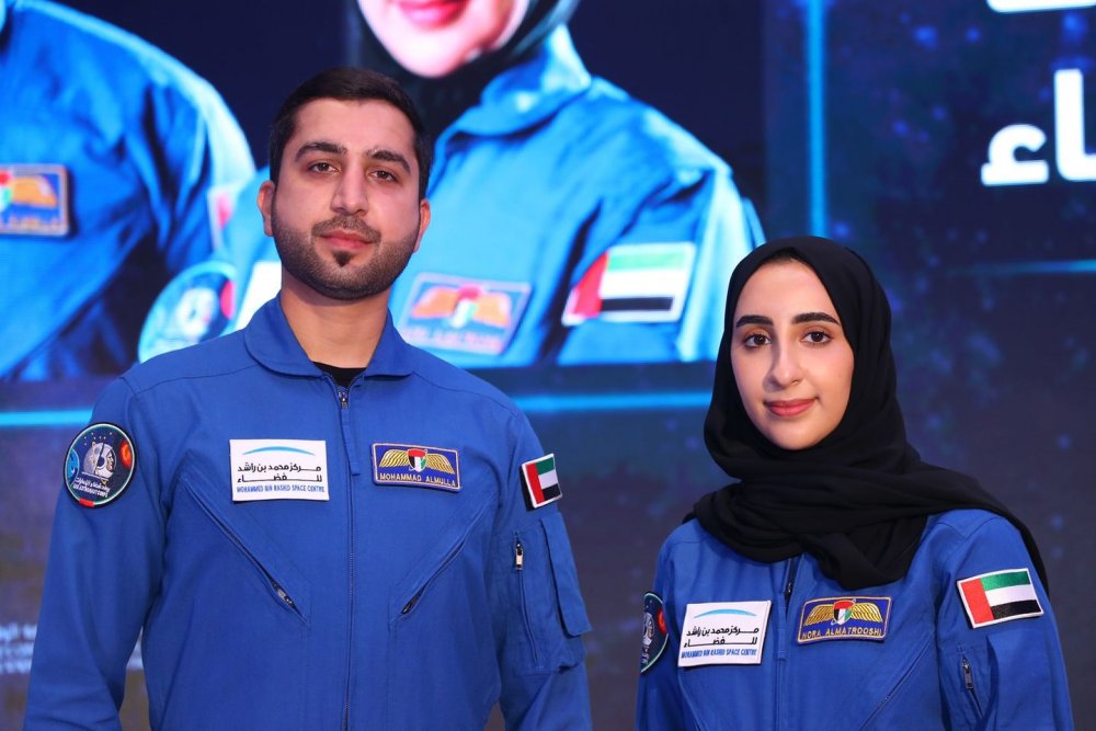 رائدا الفضاء نورا المطروش ومحمد الملا- مركز محمد بن راشد للفضاء