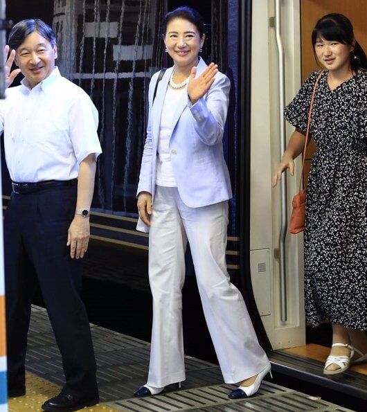 العائلة الإمبراطورية اليابانية تعود إلى طوكيو من عطلتها الصيفية
