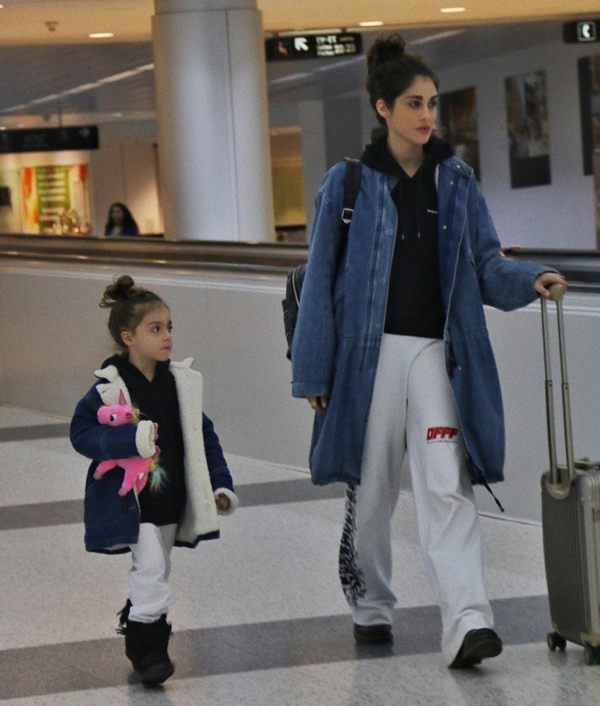 ستايل نور عريضة وابنتها في المطار
