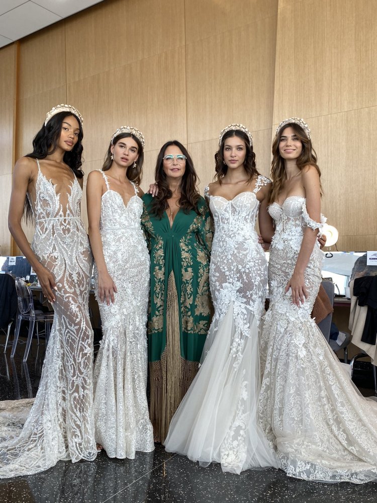 بيرتا المصممة تتوسط العارضات خلال اسبوع الموضة العرائسي 2020 في نيويورك