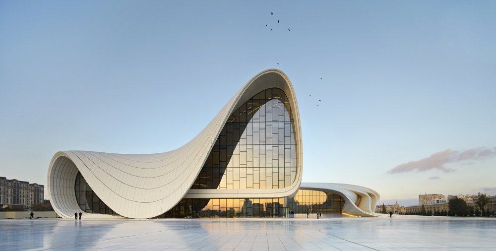 ‎⁨في باكو أذربيجان مبنى من تصميم المعمارية العالمية زها حديد⁩
