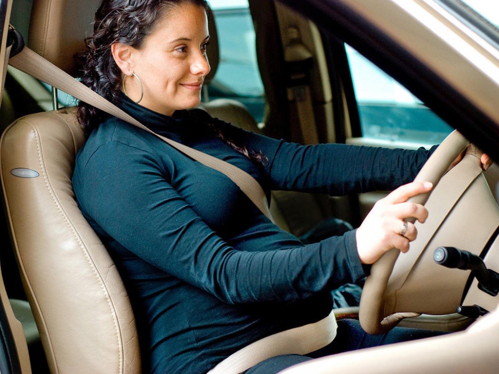 اهم النصائح لقيادة السيارة للحامل في الشهور الاولى بطريقة آمنة