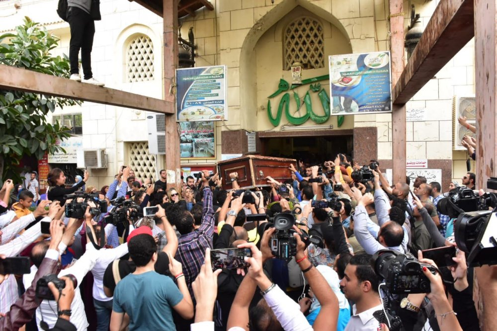 خروج جنازة الفنان هيثم أحمد زكي من المسجد