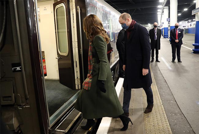 الأمير وليام وكيت ميدلتون يجوبان المملكة المتحدة بالقطار الملكي