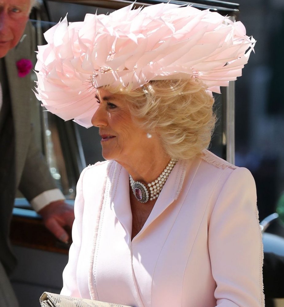 كاميلا باركر ترتدي عقد The Duchess of Cornwall's Pink Topaz Choker